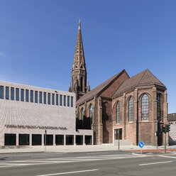 Deutschland, Bochum, Blick auf das Anneliese Brost Musikforum Ruhr und die St. Marienkirche - WI03416