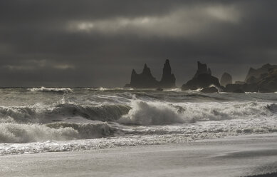 Island, Steintrolle und Strand mit schwarzem Sand in Vik. - RAEF01869