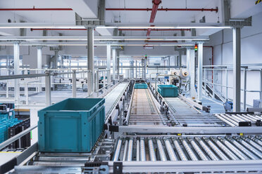 Boxes on conveyor belt in modern automatized high rack warehouse - DIGF02331