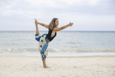 Frau übt Yoga am Strand - MOMF00164