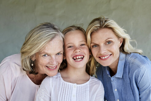 Familiy picture of little girl with mother and grandmother head to head - SRYF00316