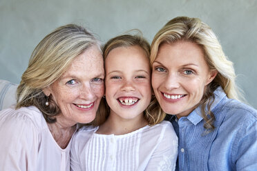 Familienbild von kleinem Mädchen mit Mutter und Großmutter Kopf an Kopf - SRYF00317