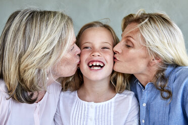Porträt eines glücklichen kleinen Mädchens, das von Mutter und Großmutter geküsst wird - SRYF00318