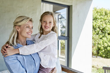 Portrait of smiling little girl on mother's arms - SRYF00328