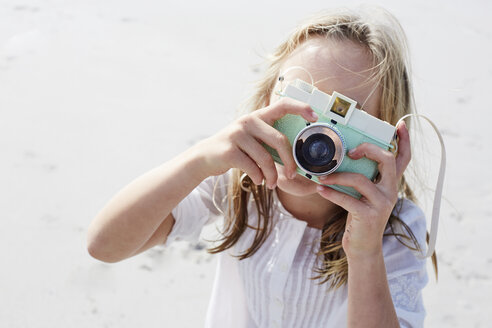 Little girl taking pictures with her camera - SRYF00342