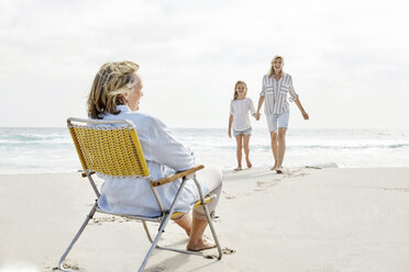 Mother daughter and grandma spending a day on he beach - SRYF00353