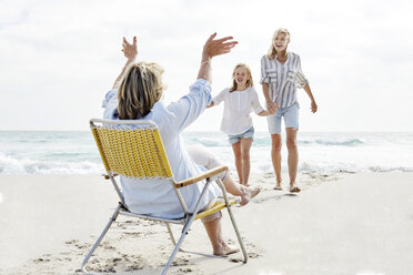 Mother daughter and grandma spending a day on he beach - SRYF00354