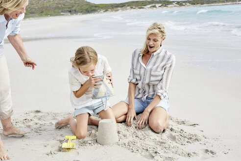 Familie spielt mit Sand am Strand - SRYF00360