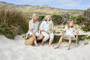 Mutter, Tochter und Großmutter verbringen einen Tag am Strand - SRYF00364