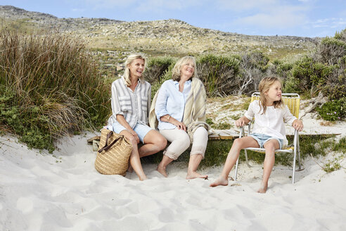 Mutter, Tochter und Großmutter verbringen einen Tag am Strand - SRYF00364