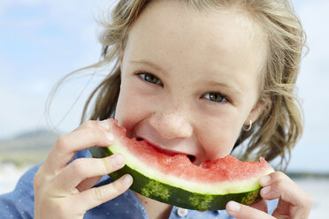 Kleines Mädchen isst Wassermelone am Strand - SRYF00371