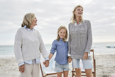 Mutter, Tochter und Großmutter verbringen einen Tag am Strand - SRYF00378