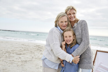 Mutter, Tochter und Großmutter verbringen einen Tag am Strand - SRYF00379