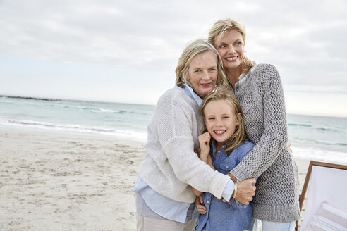 Mother daughter and grandmother spending a day at the beach - SRYF00379