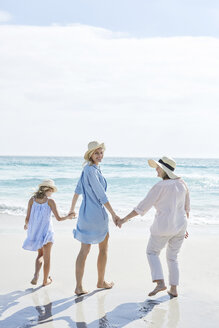 Mutter, Tochter und Großmutter beim Spaziergang am Meer, Rückansicht - SRYF00407