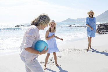 Familie spielt Ball am Meer - SRYF00410