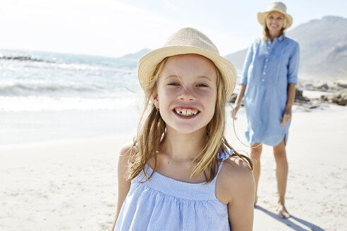 Mutter und Tochter haben Spaß am Strand - SRYF00411