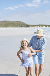 Mutter und Tochter haben Spaß am Strand - SRYF00415