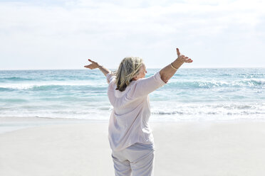 Senior woman having fun on the beach - SRYF00416