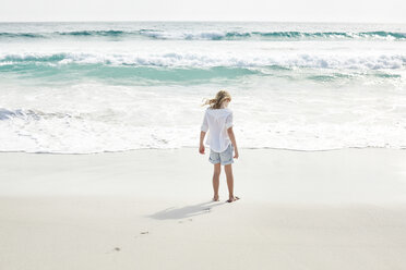 Kleines Mädchen geht am Strand spazieren - SRYF00423