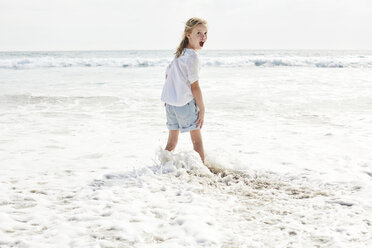 Kleines Mädchen geht am Strand spazieren - SRYF00424