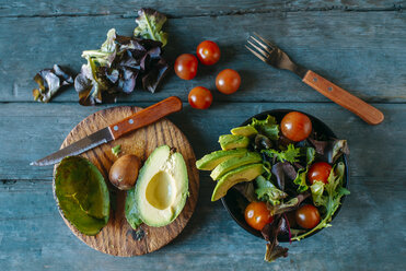 Bowl of avocado salad with batavia lettuce salad and tomatoes - KIJF01416