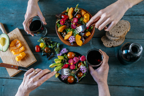 Gemischte Salate essen und Rotwein trinken, lizenzfreies Stockfoto