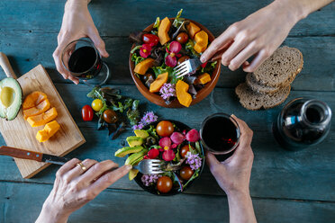 Gemischte Salate essen und Rotwein trinken - KIJF01423