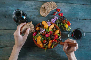 Close-up of man's hands eating mixed salad - KIJF01425