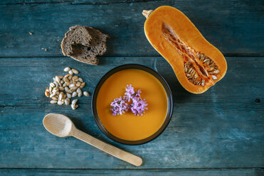 Schale Kürbiscremesuppe mit essbaren Blüten - KIJF01426