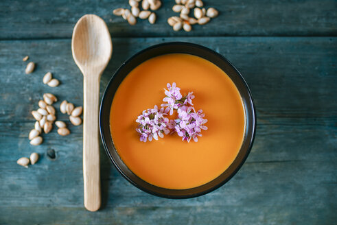 Schale Kürbiscremesuppe mit essbaren Blüten - KIJF01427