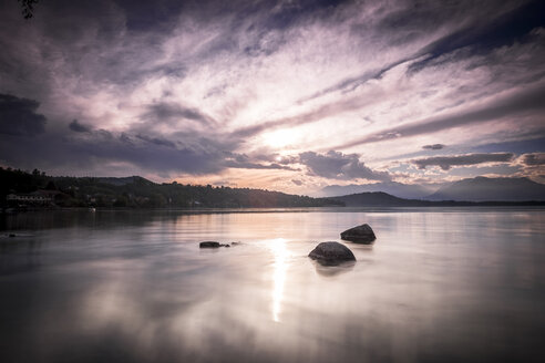 Italien, Lago Viverone bei Sonnenuntergang - SIPF01629