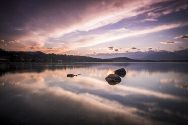 Italien, Lago Viverone bei Sonnenuntergang - SIPF01631