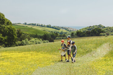 Großbritannien, England, Cornwall, drei Jungen auf einer Wiese - NMSF00070