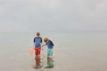 Zwei Jungen mit Kescher im Meer - NMSF00073