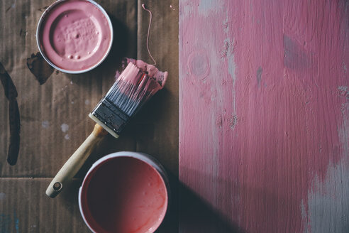 Painting a wooden board pink - RTBF00830