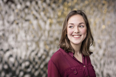 Portrait of smiling young businesswoman - PESF00529