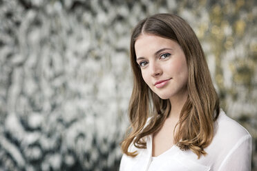 Portrait of smiling young businesswoman - PESF00531