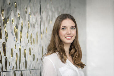 Portrait of smiling young businesswoman - PESF00532