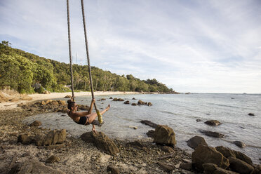 Thailand, Surat Thani, Ko Pha Ngan, Frau auf Schaukel am Secret Beach - DAWF00531