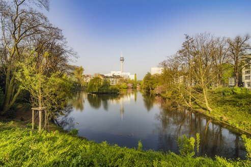 Deutschland, Düsseldorf, Schwanenspiegel, Stadtbild mit Rheinturm - THAF01945