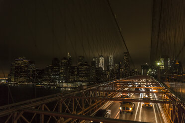 USA, New York City, Verkehr auf der Brücke bei Nacht - UUF10472