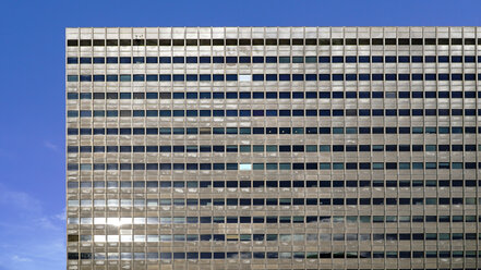 UK, England, London, facade of modern office building - HOHF01413