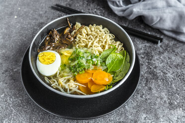 Schüssel Ramen-Suppe mit Spinat, Karotten, gekochtem Ei, Bambussprossen und Pilzen - SARF03315