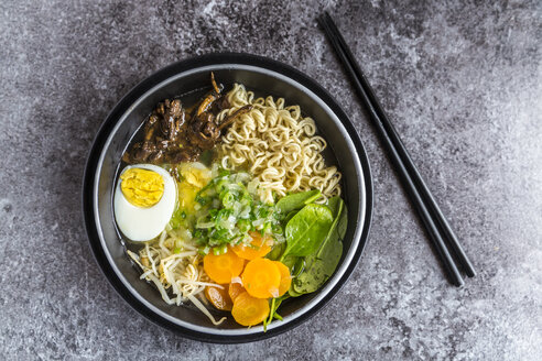 Schüssel Ramen-Suppe mit Spinat, Karotten, gekochtem Ei, Bambussprossen und Pilzen - SARF03316