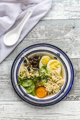 Schüssel Ramen-Suppe mit Spinat, Karotten, gekochtem Ei, Bambussprossen und Pilzen - SARF03318