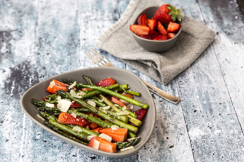 Salat von grünem Spargel, Erdbeeren und Parmesan, lizenzfreies Stockfoto