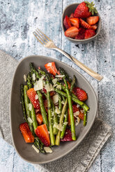 Salat von grünem Spargel, Erdbeeren und Parmesan - SARF03323
