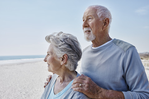 Seniorenpaar am Strand, lizenzfreies Stockfoto