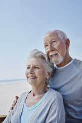 Smiling senior couple on the beach - RORF00760